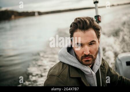 Nachdenklicher Mann, der im Boot auf dem Seddinsee unterwegs ist Stockfoto