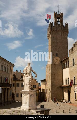 Italien, Â Provinz Arezzo, Arezzo, Statue von Ferdinando I de Medici mit mittelalterlichem Turm im Hintergrund Stockfoto