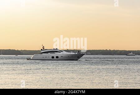 Große private Luxusyacht am Crescent Beach, Shelter Island, NY Stockfoto