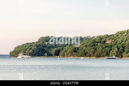 Teure Yachten ankerten vor Shelter Island, NY Stockfoto