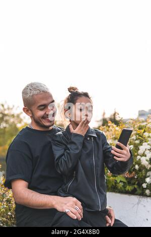 Mädchen, die Selfie mit dem Vater über das Smartphone im Park machen Stockfoto