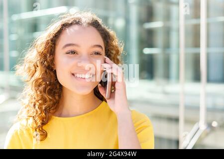 Junge schöne Frau im Gespräch auf Smartphone Stockfoto