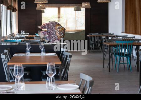 Leere Stühle und Tische im Restaurant Stockfoto