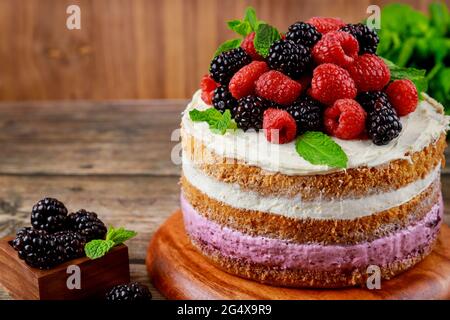 Köstlicher Beerenkuchen mit frischen Himbeeren und Brombeeren. Stockfoto