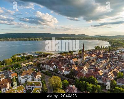 Deutschland, Baden-Württemberg, Radolfzell am Bodensee, Luftaufnahme der Wolken über der Seestadt Stockfoto