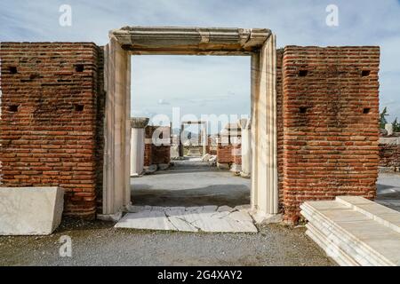 Türkei, Provinz Izmir, Selcuk, Doorway in alten Ruinen der Basilika St. John Stockfoto