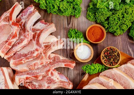 Schweinefleisch in Scheiben schneiden Knochen und Gewürze. Stockfoto