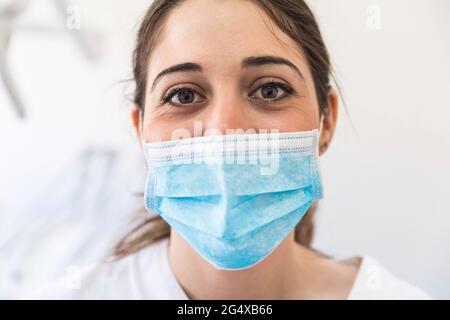 Weibliche Zahnärztin trägt chirurgische Maske in der Klinik Stockfoto