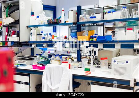 Innenraum des medizinischen Labors Stockfoto