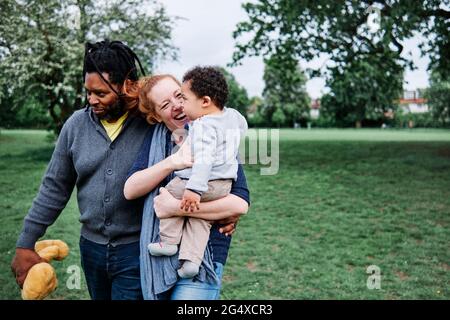 Glückliche Familie, die Freizeit im Park verbringt Stockfoto