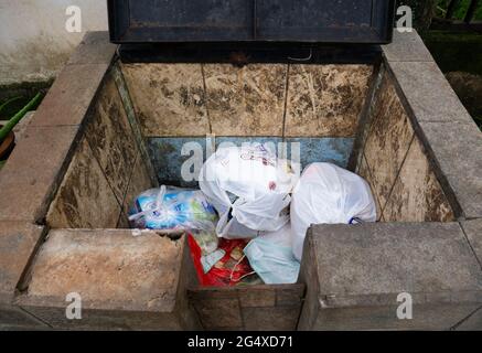 Nahaufnahme des Mülldeponie-Kastens vor dem Haus Stockfoto