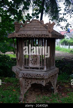 Einige Vogelkäfige hängen vor dem Haus Stockfoto