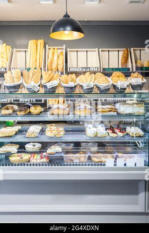 Verschiedene Gebäckstücke im Schaukasten der Bäckerei Stockfoto