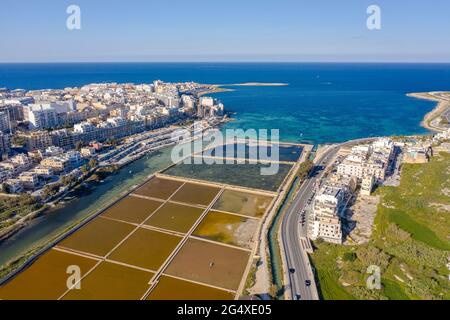 Malta, Northern District, Saint Pauls Bay, Luftaufnahme der Küstenstadt und Salzebenen ofÂ Salina Nature Reserve Stockfoto