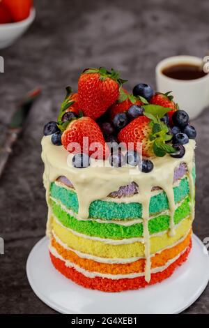 Köstlicher Beerenkuchen mit frischen Erdbeeren und Heidelbeeren. Stockfoto