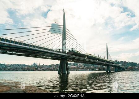 Türkei, Istanbul, Sonne scheint über der Golden Horn Metro Bridge Stockfoto