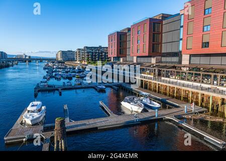 Norwegen, Trondelag, Trondheim, Motorboote, die in Marina alongÂ Nidelva Flusskanal vertäut sind Stockfoto