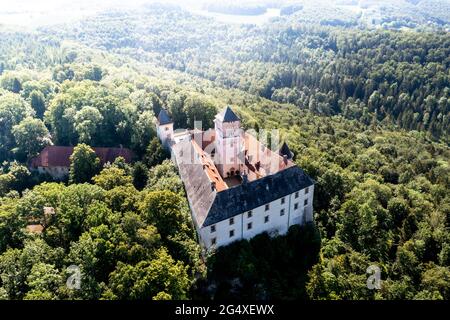 Deutschland, Bayern, Heiligenstadt in Oberfranken, Hubschrauberrundflug über Schloss Greifenstein und den umliegenden Wald im Sommer Stockfoto