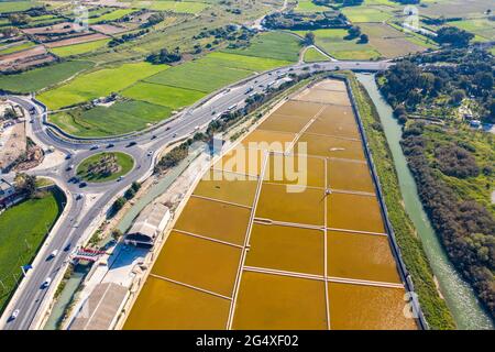 Malta, Northern District, Â Saint Pauls Bay, Luftansicht der Salzebenen und des Verkehrskreises im Salina Nature Reserve Stockfoto