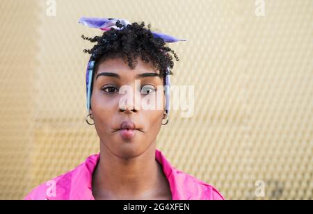 Junge Frau puckert draußen Stockfoto