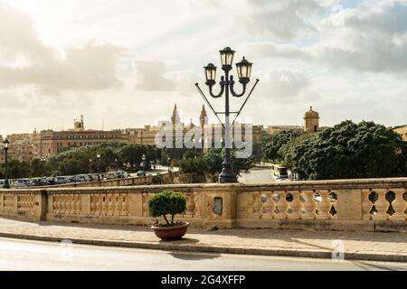 Malta, Südostregion, Valletta, Blick auf Triq Girolamo Cassar, der zur historischen Altstadt führt Stockfoto