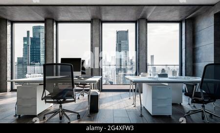Einrichtung eines modernen Büros mit Stühlen am Schreibtisch Stockfoto