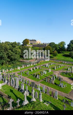 Großbritannien, Schottland, Stirling, Old Town Friedhof mit Stirlling Castle im Hintergrund Stockfoto