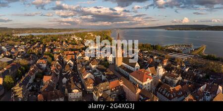 Deutschland, Baden Württemberg, Radolfzell, Luftaufnahme der Altstadt über dem Bodensee Stockfoto