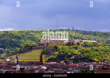 Deutschland, Bayern, Würzburg, Aussicht ofÂ Festung Marienberg im Frühling Stockfoto