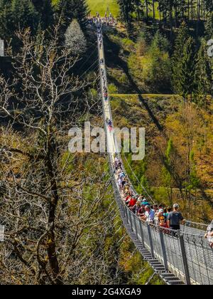 Moersdorf, Rheinland-Pfalz, Deutschland - 22. April 2019: viele Besucher auf eine der längsten Hängebrücken in Europa Stockfoto