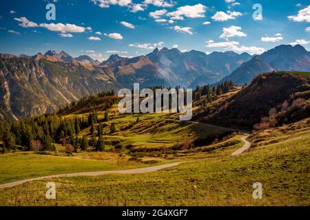 Blick auf die kurvenreiche Straße in den Allgauer Alpen im Herbst Stockfoto