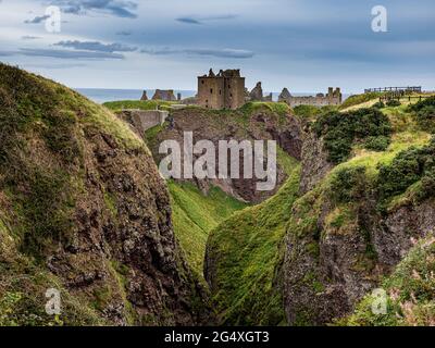 Großbritannien, Schottland, Stonehaven, Ravine vor dem Dunnottar Castle Stockfoto