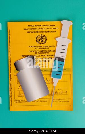 Impfungen certificateÂ und 2D-Papierausschnitte der gefüllten Spritze und Impfstoffflasche Stockfoto