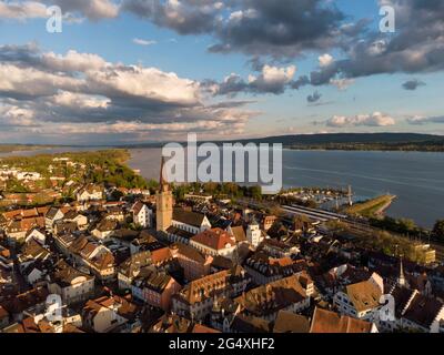 Deutschland, Baden Württemberg, Radolfzell, Luftaufnahme der Altstadt über dem Bodensee Stockfoto