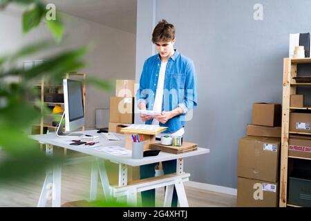 Professionelle Männer scannen Barcodes am Schreibtisch im Büro Stockfoto