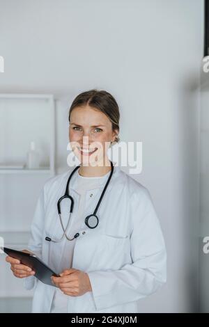 Medizinische Mitarbeiterin mit digitalem Tablet Stockfoto