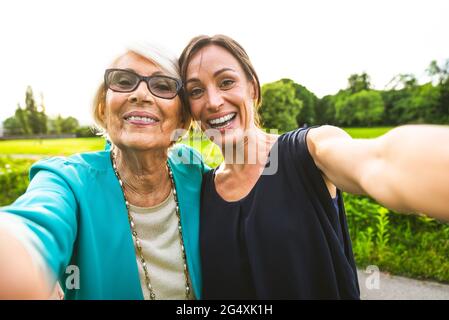 Großmutter und Enkelin machen Selfie im Park Stockfoto