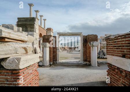 Türkei, Provinz Izmir, Selcuk, Doorway in alten Ruinen der Basilika St. John Stockfoto