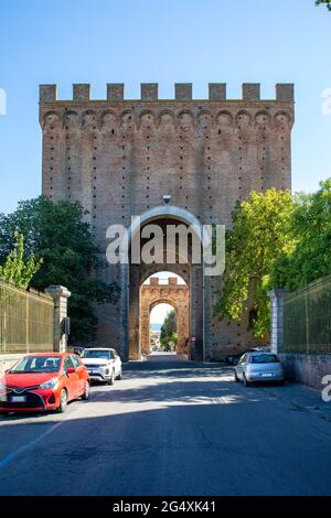 Italien, Toskana, Siena, Autos vor ofÂ dem Tor der Porta Romana geparkt Stockfoto