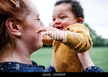 Mutter spielt mit Sohn im Park Stockfoto