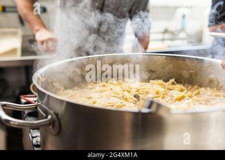 Männliche Koch Essen zubereiten in der Küche im Restaurant Stockfoto