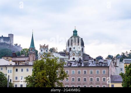 Österreich, Salzburger Land, Salzburg, Historische Altstadt mit römisch-katholischer Kirche der Heiligen Dreifaltigkeit im Hintergrund Stockfoto