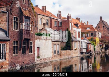 Belgien, Westflandern, Brügge, Altstadthäuser am Stadtkanal Stockfoto