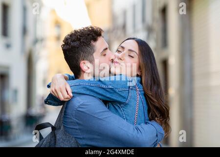 Liebevolles Paar mit geschlossenen Augen umarmen sich gegenseitig Stockfoto