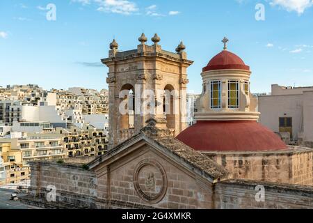 Malta, Nordregion, Mellieha, Glockenturm und Kuppel der Pfarrkirche zur Geburt der Jungfrau Maria Stockfoto