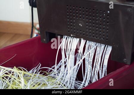 Aus der Maschine entkommenes Raspelpapier. Draufsicht. Aktenvernichtung von Dokumenten aus Sicherheitsgründen. Stockfoto