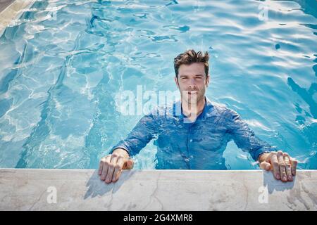 Ein hübscher Mann mittleren Erwachsenen, der im Pool schwimmt Stockfoto