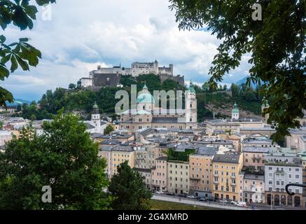 Österreich, das Salzburger Land, Salzburg, die historische Altstadt mit dem Salzburger Dom und der Festung Hohensalzburg im Hintergrund Stockfoto