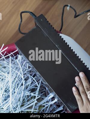 Aktenvernichter Draufsicht. Aktenvernichtung von Dokumenten aus Sicherheitsgründen. Stockfoto