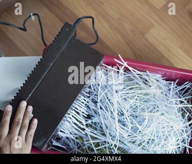 Aktenvernichter Draufsicht. Aktenvernichtung von Dokumenten aus Sicherheitsgründen. Stockfoto